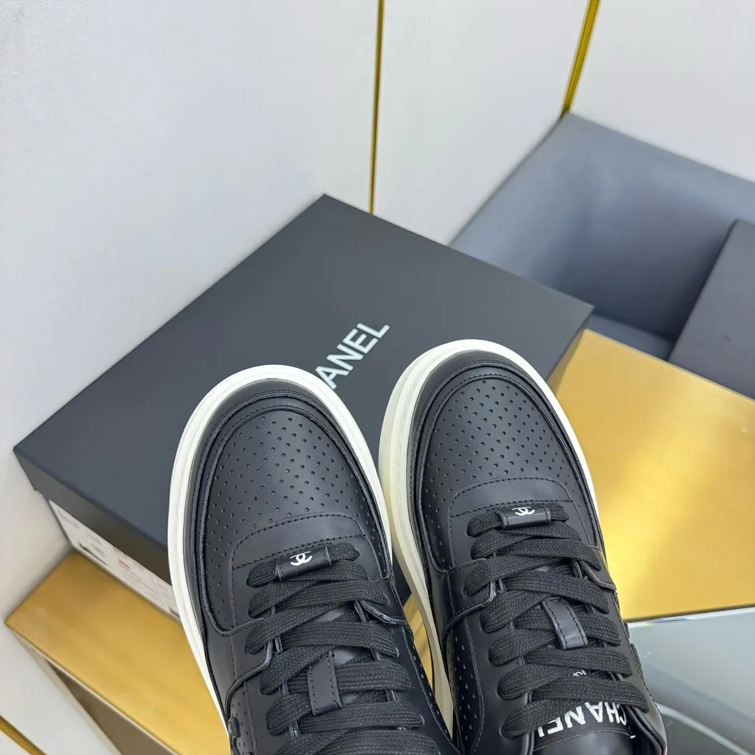 👟👟Ex-factory price 600👟👟 Upgraded version, upgraded version, upgraded version! No rebuttal accepted! ! ! ! Chanel Chanel panda shoes! 2025 counter's top casual sports shoes. This classic design; the upper is electro-embroidered with a variety of techniques; the outsole is fashionable and sporty; the unusual inclusion of a variety of color matching elements... The diversified mix and match is very good-looking and versatile, and can be used for leisure, fashion, sports, and outdoor... ꫛꫀꪝ Go➫ Materials: ❶Upper made of: original imported first-layer silk cowhide + original waterproof cloth + original first-layer cowhide ❷Inner lining: Original Yangli+Net ❸Outsole based on: Original TPU combination outsole Counter boutique packaging complete set for women 35–41 👉 👉